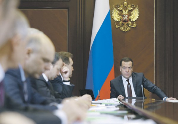 Кабинет Дмитрия Медведева рассматривает варианты сокращения социальных выплат. 